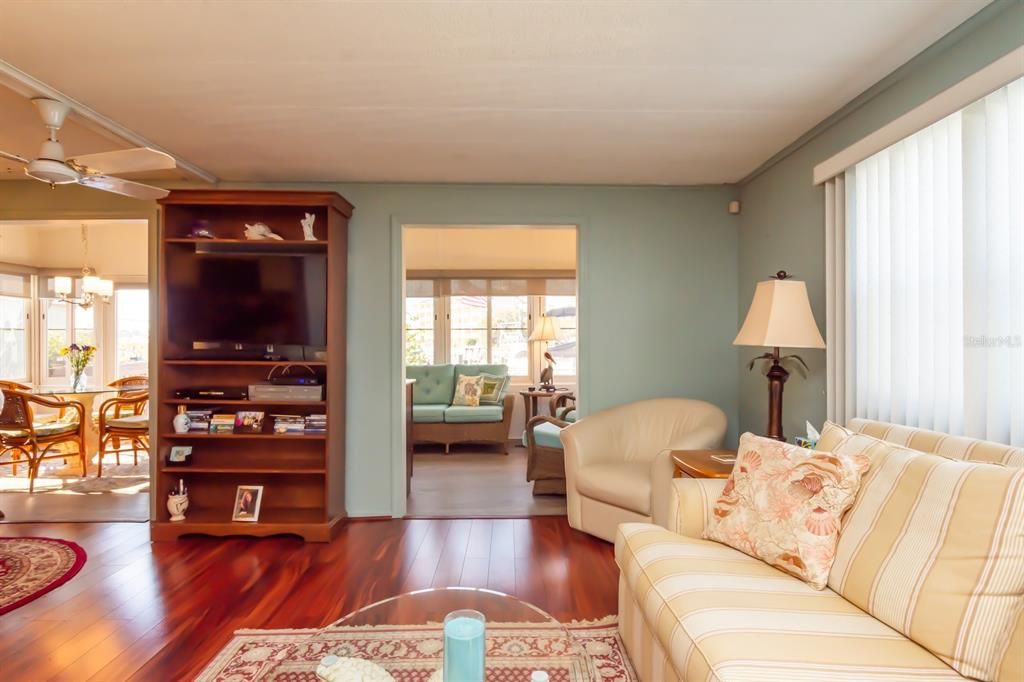 For Sale: $424,900 (2 beds, 2 baths, 1124 Square Feet)