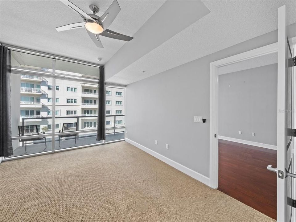 For Sale: $275,000 (1 beds, 1 baths, 997 Square Feet)