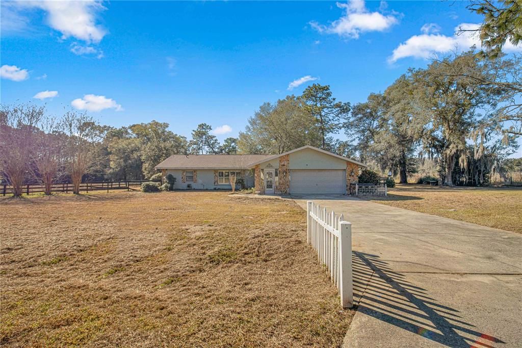 Active With Contract: $485,000 (3 beds, 2 baths, 2564 Square Feet)