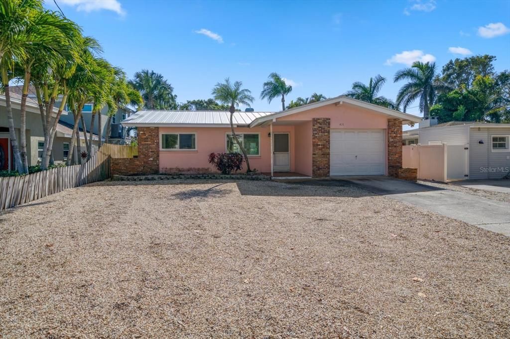 Recently Sold: $899,000 (2 beds, 2 baths, 1139 Square Feet)