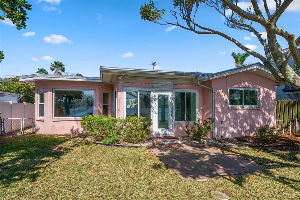 Recently Sold: $899,000 (2 beds, 2 baths, 1139 Square Feet)