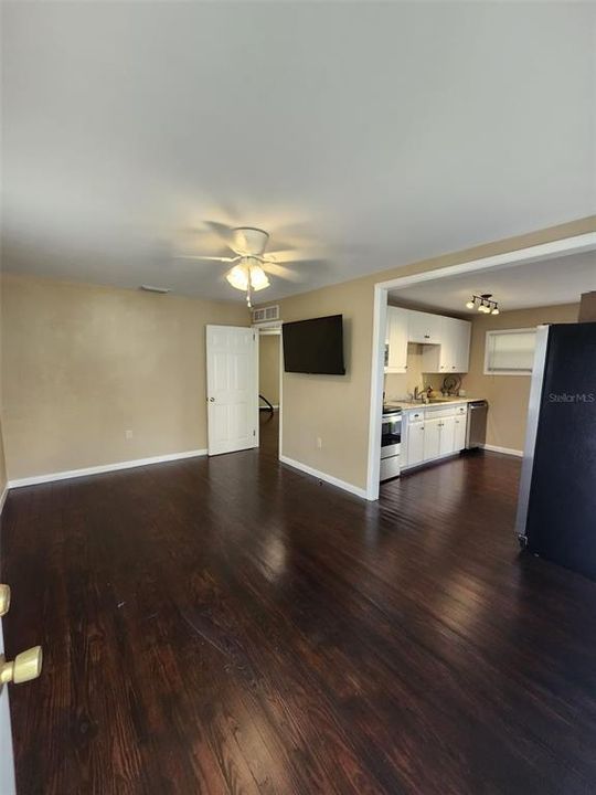 For Sale: $189,900 (2 beds, 1 baths, 736 Square Feet)