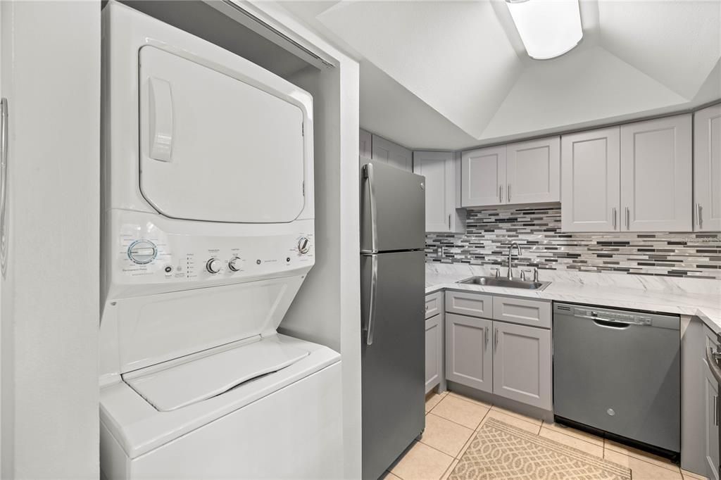 Active With Contract: $135,000 (2 beds, 1 baths, 1054 Square Feet)