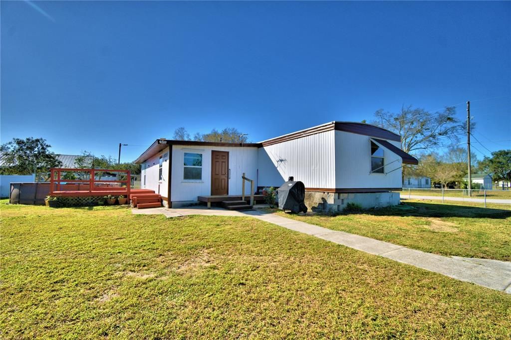Active With Contract: $209,000 (3 beds, 1 baths, 957 Square Feet)