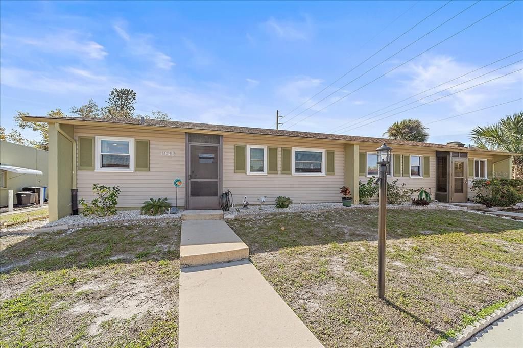 For Sale: $189,999 (2 beds, 2 baths, 892 Square Feet)