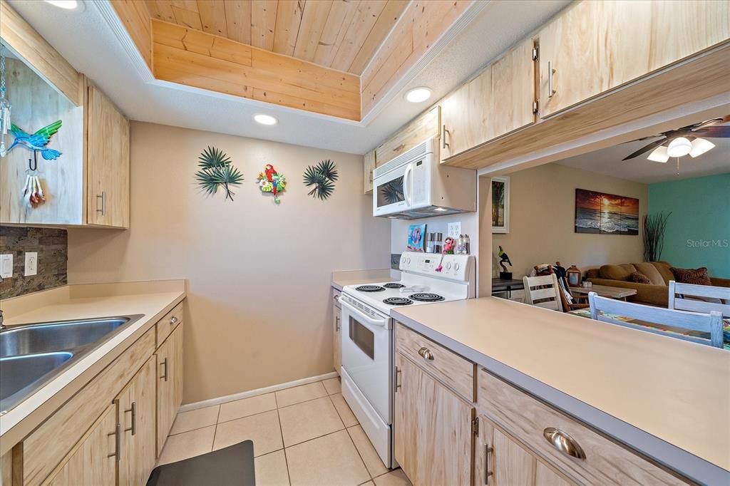 For Sale: $189,999 (2 beds, 2 baths, 892 Square Feet)