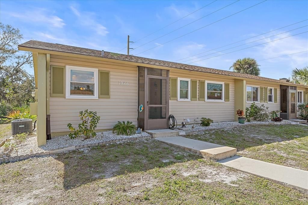 For Sale: $189,999 (2 beds, 2 baths, 892 Square Feet)