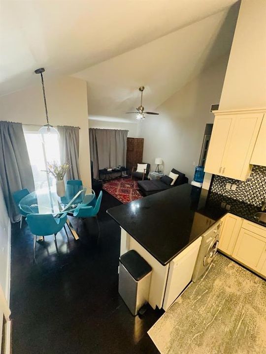 En Venta: $398,000 (2 camas, 2 baños, 779 Pies cuadrados)