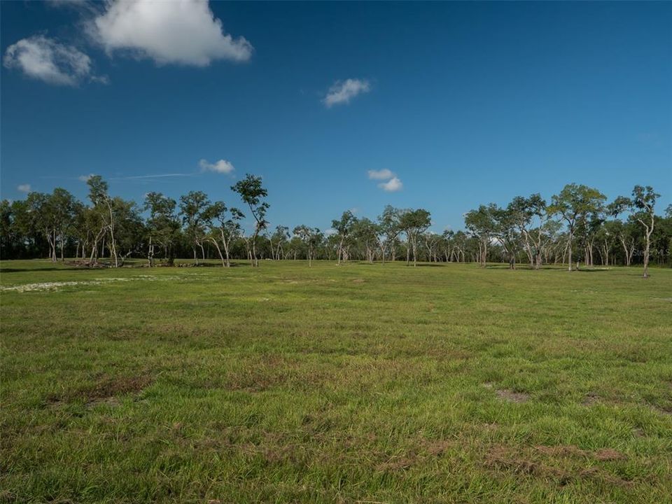 На продажу: $2,394,600 (36.84 acres)