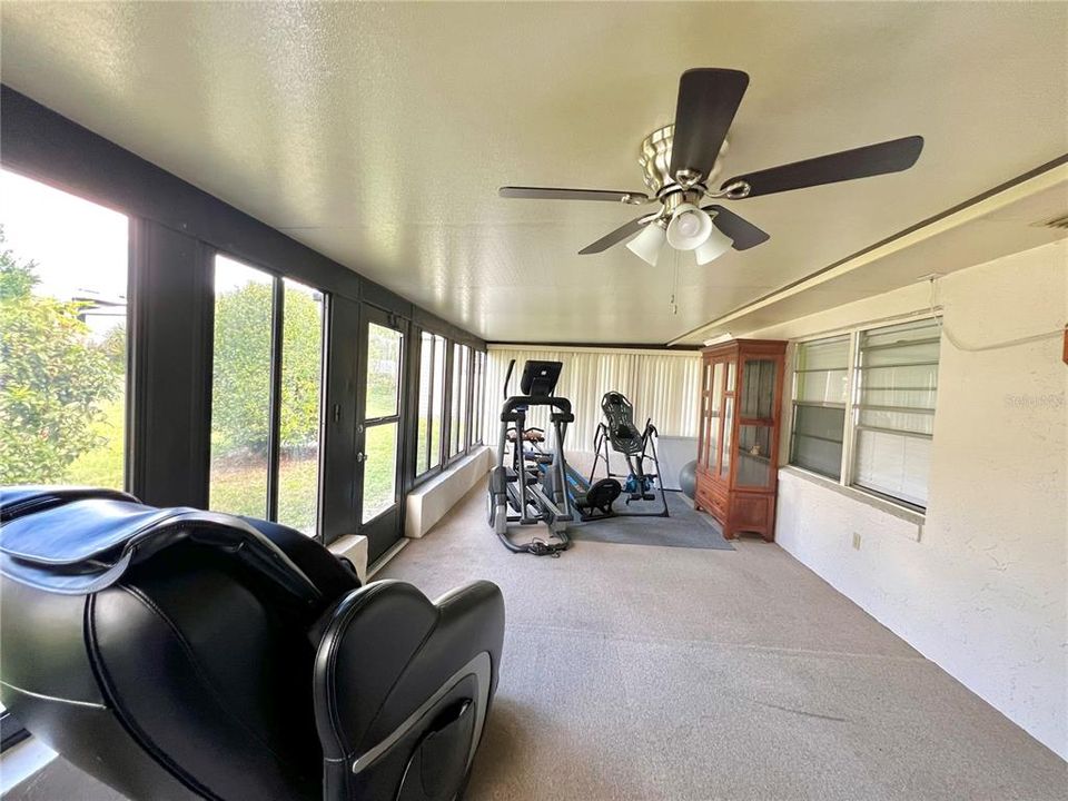 Large glass enclosed Florida rm w/ air conditioning