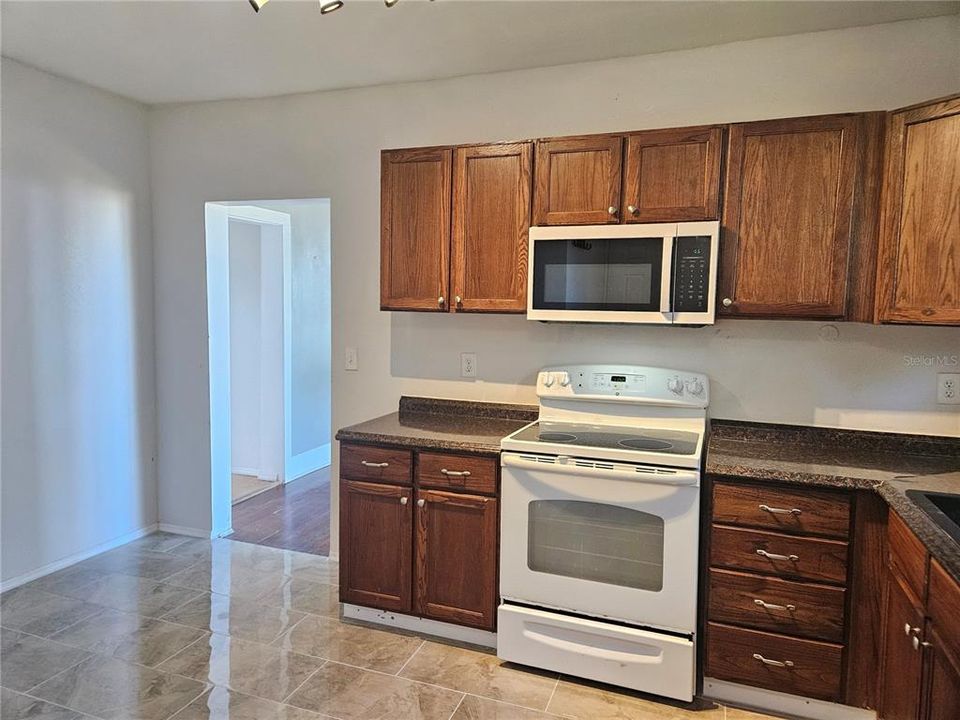 Active With Contract: $1,500 (2 beds, 1 baths, 1060 Square Feet)
