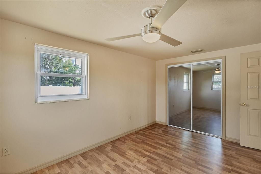 Active With Contract: $179,000 (2 beds, 1 baths, 981 Square Feet)