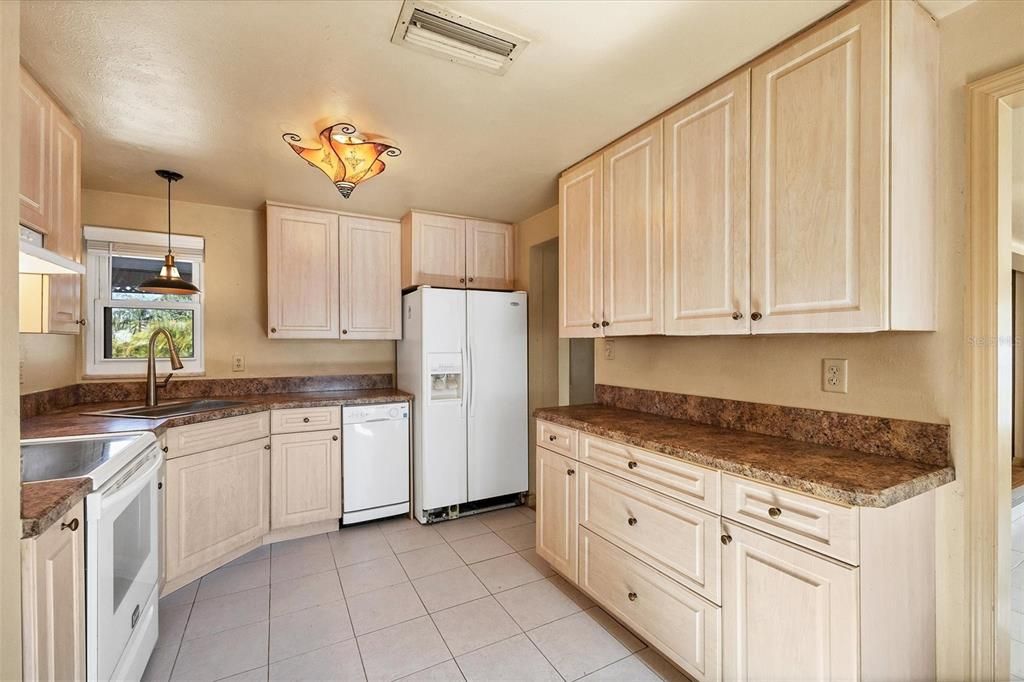 Active With Contract: $179,000 (2 beds, 1 baths, 981 Square Feet)