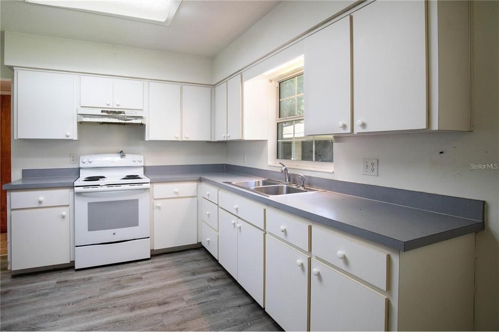 For Sale: $335,000 (2 beds, 1 baths, 1176 Square Feet)