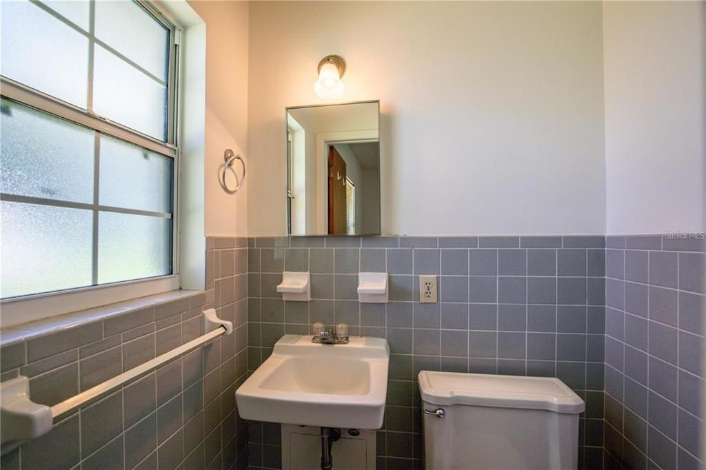 For Sale: $335,000 (2 beds, 1 baths, 1176 Square Feet)