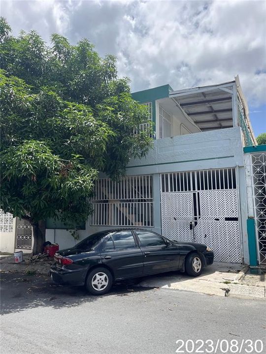 Vendido Recientemente: $105,000 (5 camas, 3 baños, 2000 Pies cuadrados)