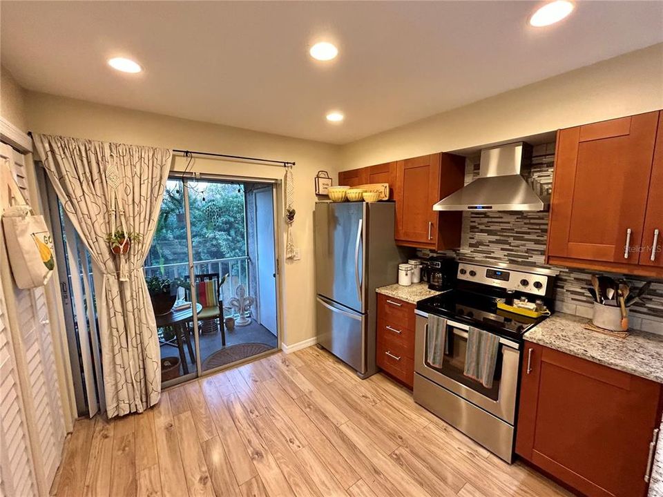 Active With Contract: $135,000 (2 beds, 1 baths, 835 Square Feet)