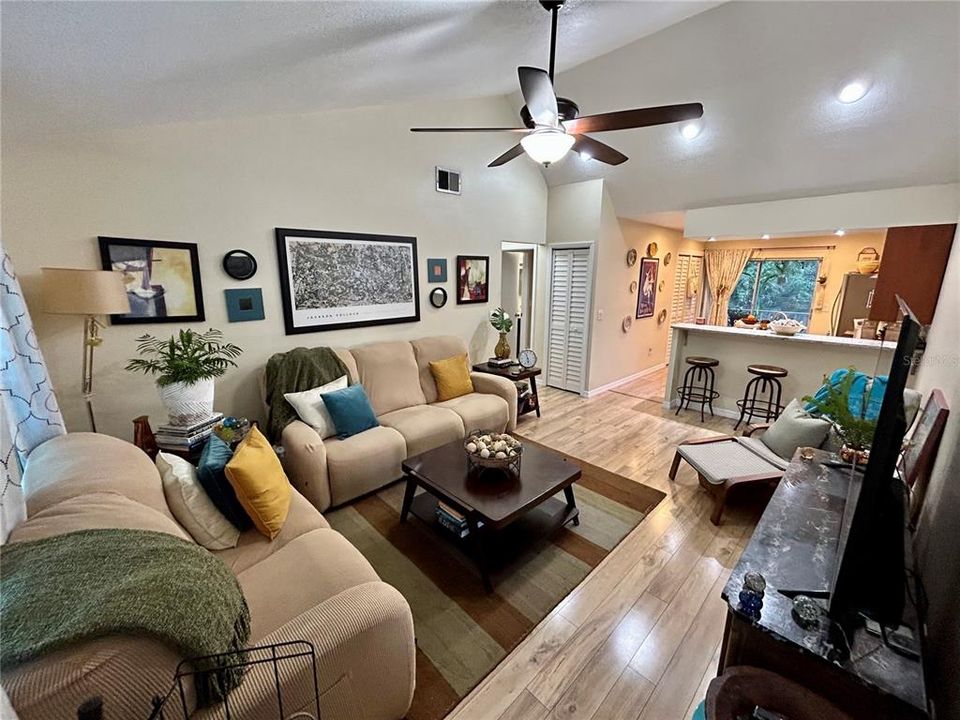 Active With Contract: $135,000 (2 beds, 1 baths, 835 Square Feet)
