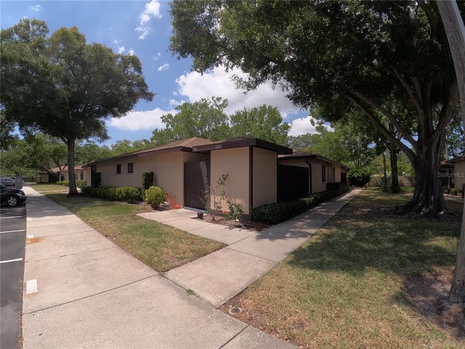 Active With Contract: $190,000 (2 beds, 2 baths, 910 Square Feet)