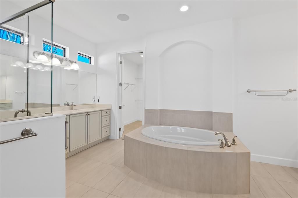 Master Bathroom w/Separate Sink/Vanity Areas