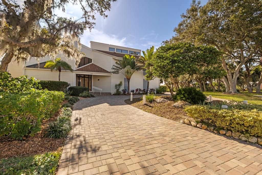 Active With Contract: $1,400,000 (5 beds, 5 baths, 4551 Square Feet)