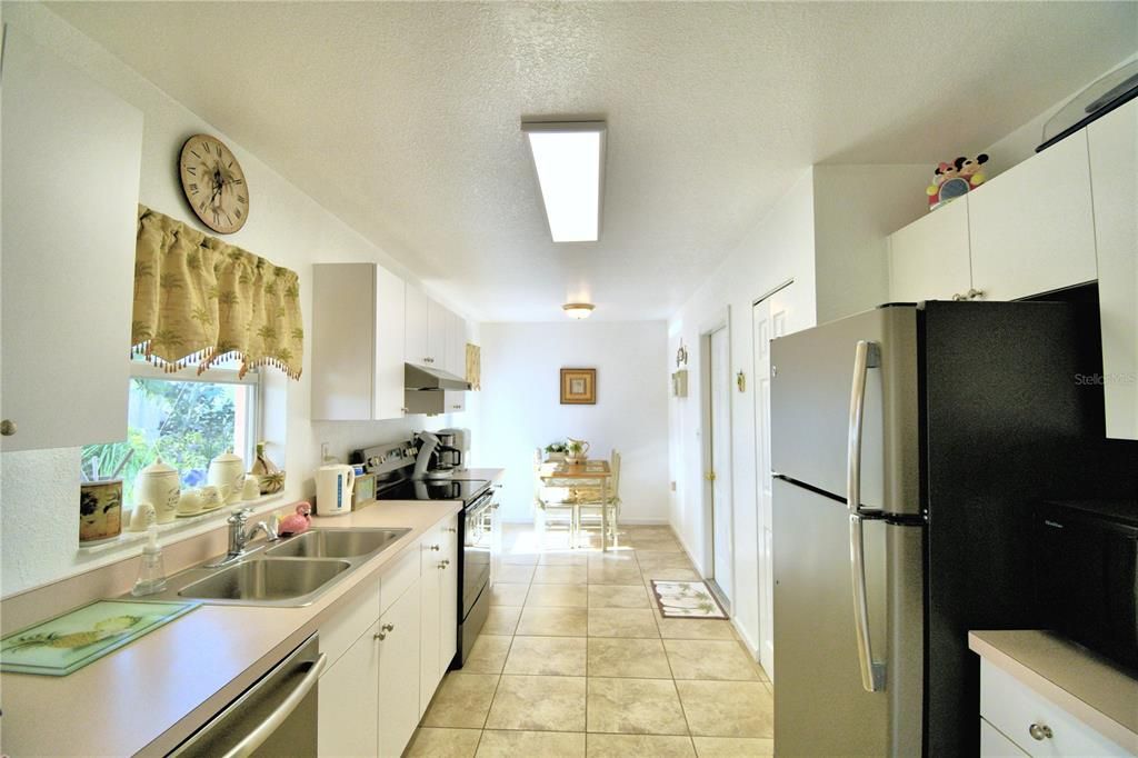 Active With Contract: $249,900 (2 beds, 2 baths, 1032 Square Feet)