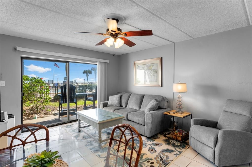 待售: $249,000 (2 贝兹, 2 浴室, 925 平方英尺)