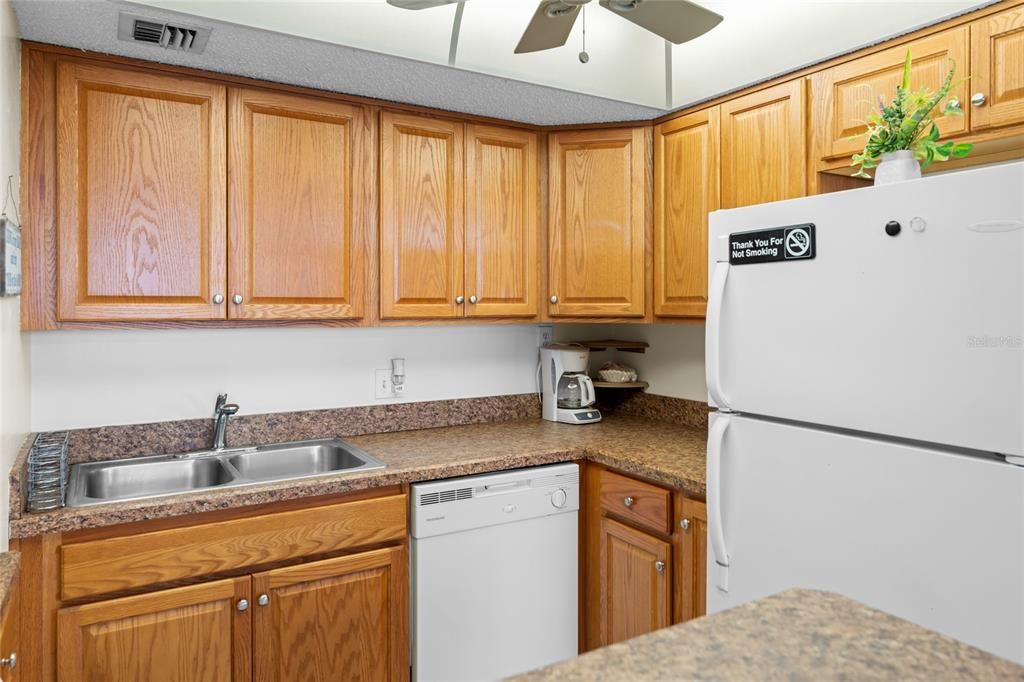 待售: $249,000 (2 贝兹, 2 浴室, 925 平方英尺)