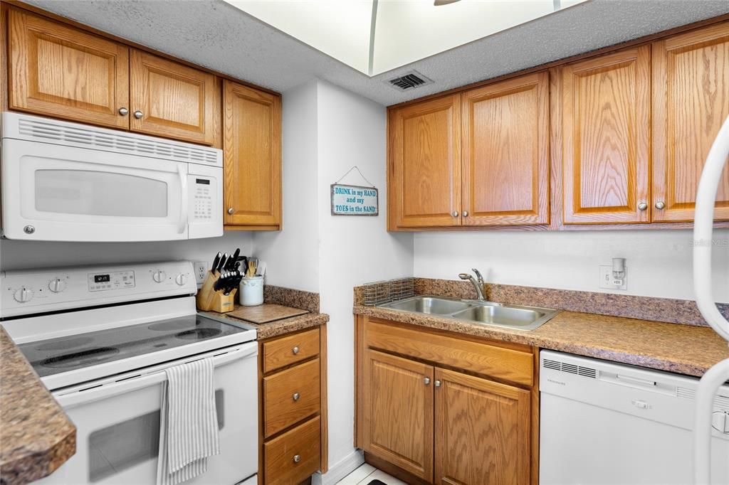 待售: $249,000 (2 贝兹, 2 浴室, 925 平方英尺)