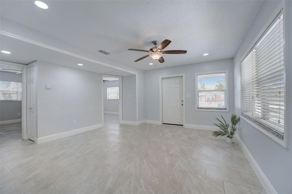 Recently Sold: $325,000 (3 beds, 2 baths, 1198 Square Feet)