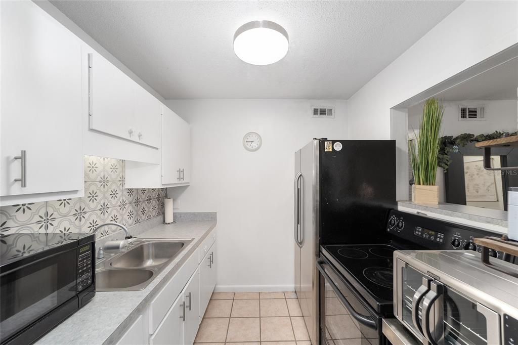 For Sale: $110,000 (1 beds, 1 baths, 672 Square Feet)