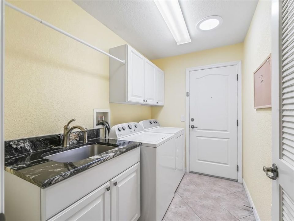 Recently Sold: $570,000 (3 beds, 2 baths, 1927 Square Feet)