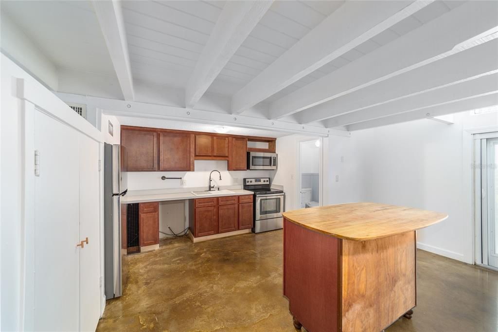 Active With Contract: $142,000 (1 beds, 1 baths, 1023 Square Feet)