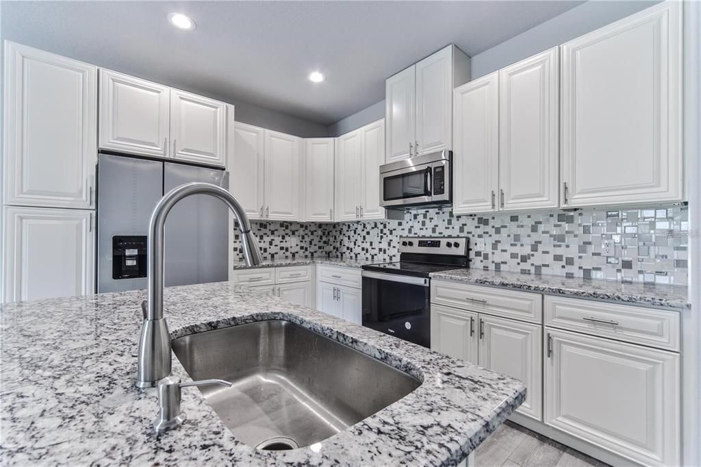 合同活跃: $515,000 (6 贝兹, 0 浴室, 2377 平方英尺)