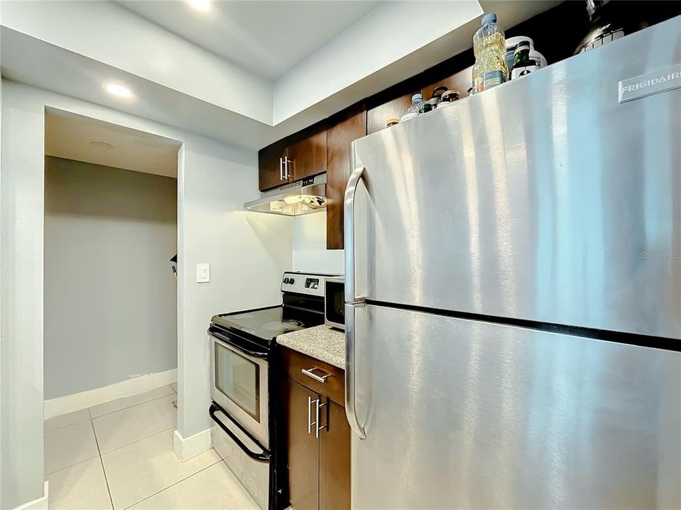 For Sale: $390,000 (2 beds, 2 baths, 848 Square Feet)