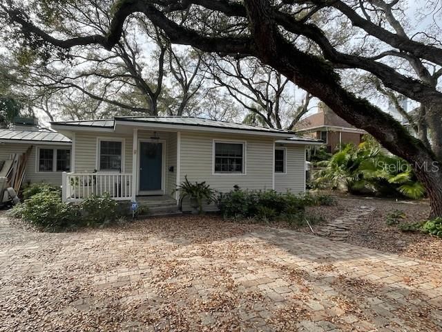 Recently Sold: $600,000 (3 beds, 1 baths, 1103 Square Feet)