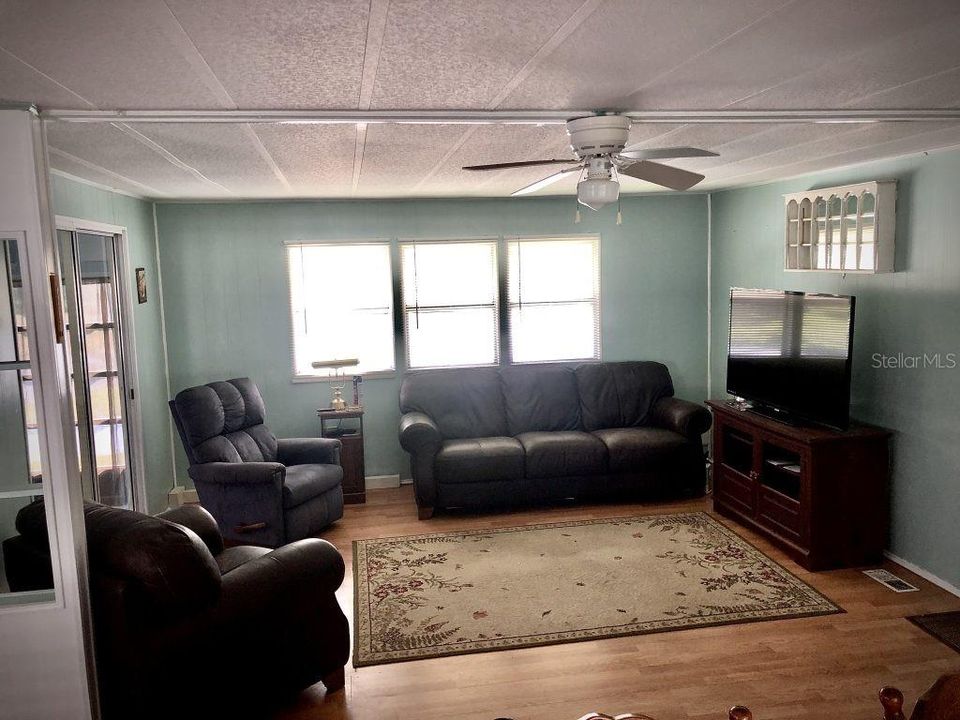 For Sale: $150,000 (2 beds, 2 baths, 1116 Square Feet)