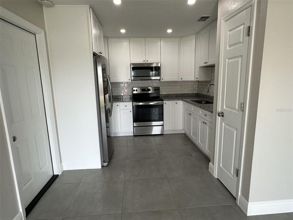 For Rent: $1,900 (1 beds, 1 baths, 850 Square Feet)