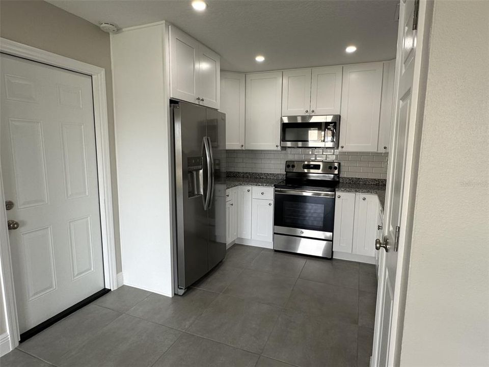 For Rent: $1,900 (1 beds, 1 baths, 850 Square Feet)