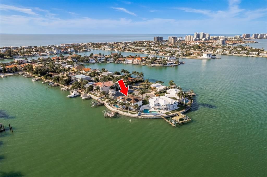Perfect location off the point facing south in the Intracoastal Waterway