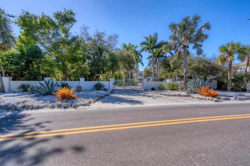 Recently Sold: $4,999,900 (4 beds, 5 baths, 7285 Square Feet)