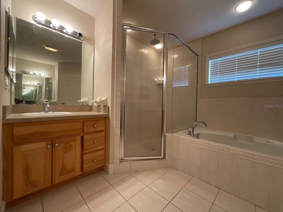 合同活跃: $299,900 (3 贝兹, 2 浴室, 1900 平方英尺)