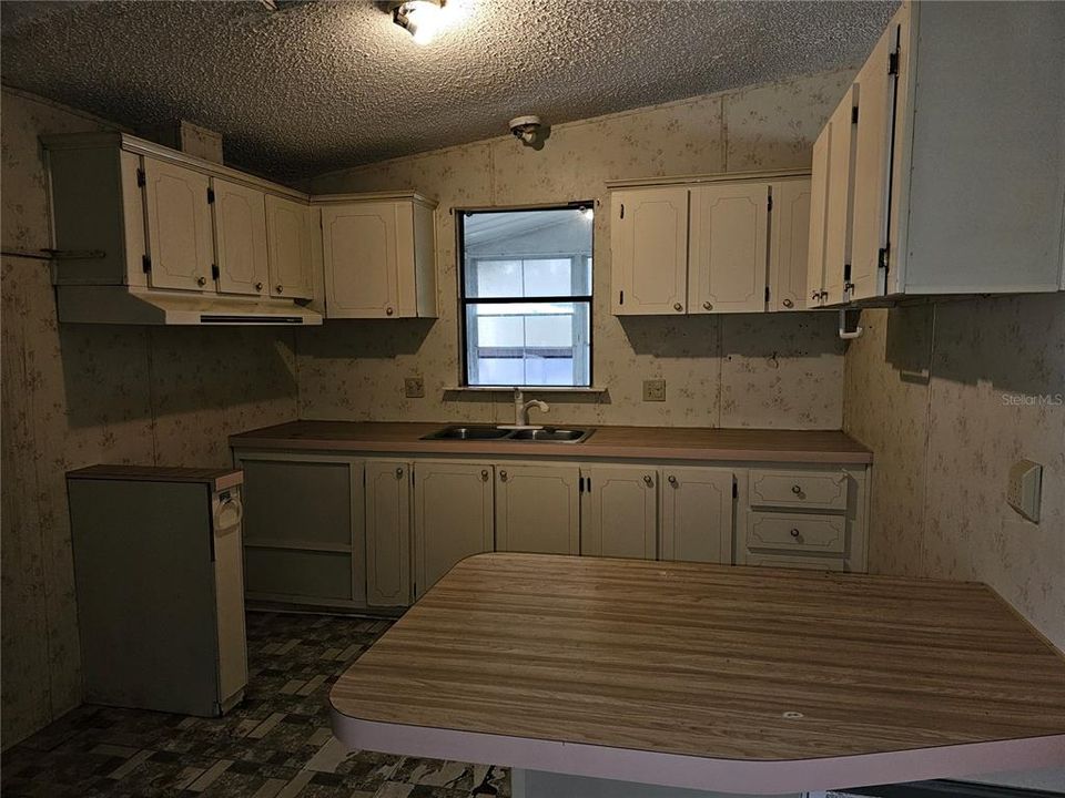 For Sale: $85,000 (2 beds, 2 baths, 974 Square Feet)