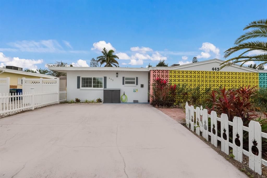 Active With Contract: $495,000 (2 beds, 1 baths, 890 Square Feet)