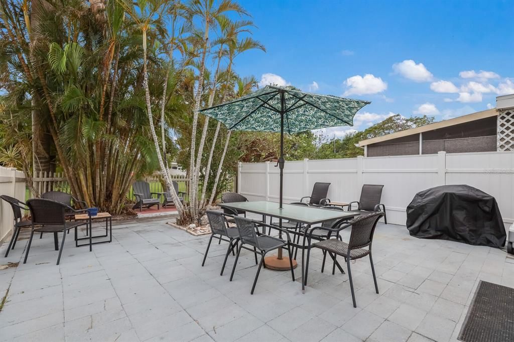 Active With Contract: $495,000 (2 beds, 1 baths, 890 Square Feet)