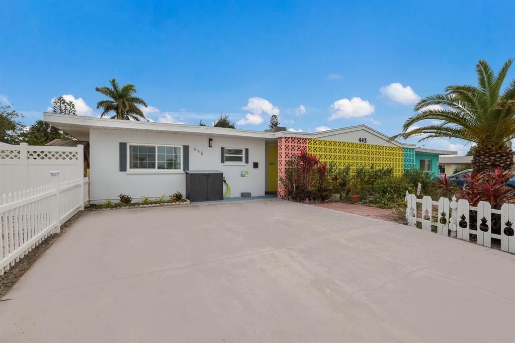 Active With Contract: $495,000 (2 beds, 1 baths, 890 Square Feet)