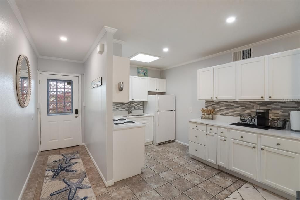 Active With Contract: $495,000 (2 beds, 1 baths, 890 Square Feet)