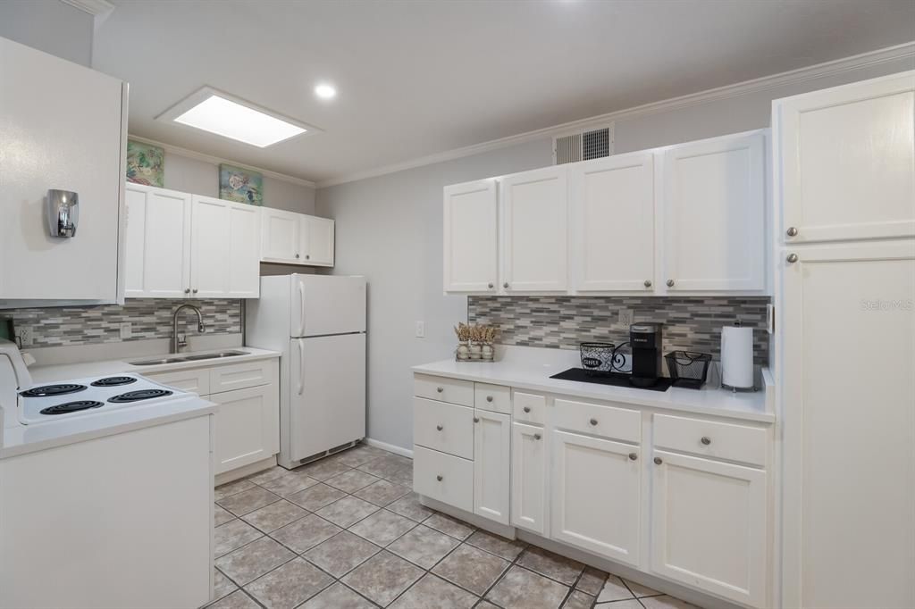 Active With Contract: $495,000 (2 beds, 1 baths, 890 Square Feet)