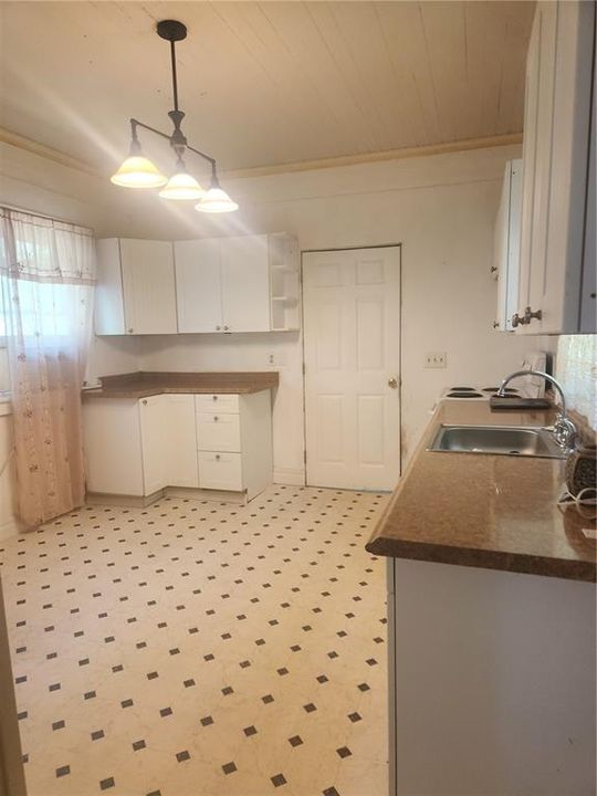 For Sale: $158,000 (2 beds, 1 baths, 947 Square Feet)