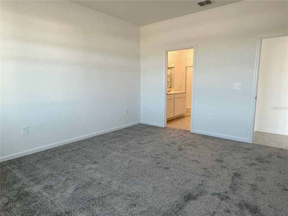 For Rent: $2,100 (4 beds, 2 baths, 1828 Square Feet)